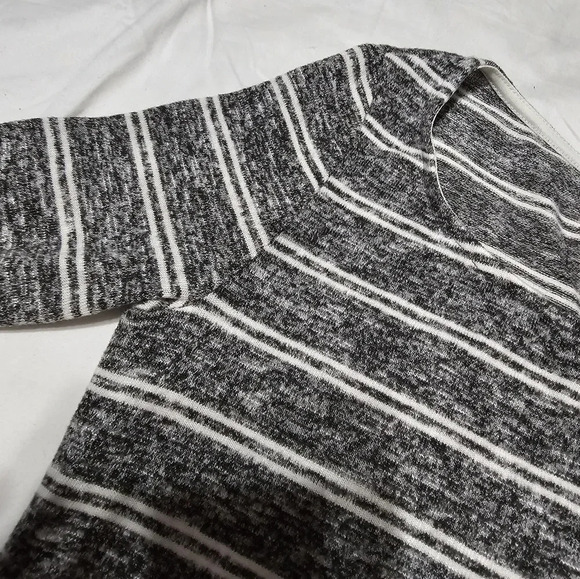 Lulus Casual QT Grey Striped Swing Dress with Pockets, Cozy Stretchy Knit, EUC! - Picture 5 of 7
